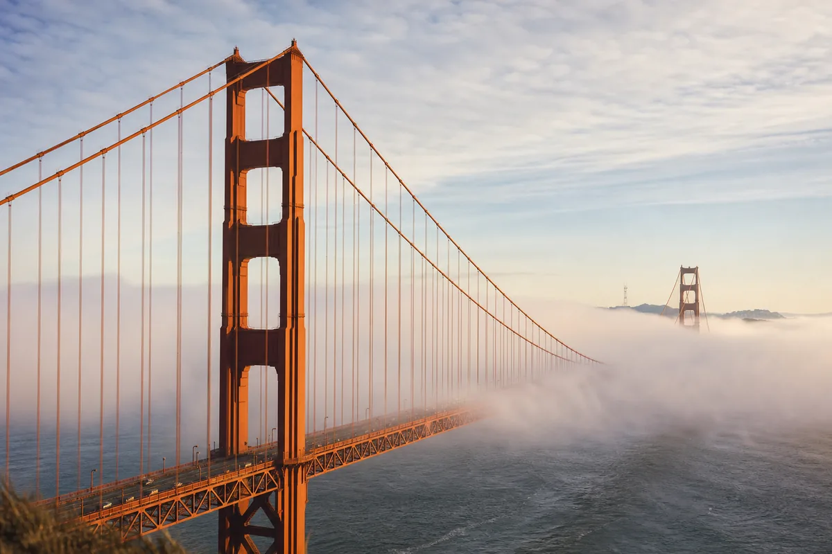 Le Golden Gate Bridge dans la brume à San Francisco