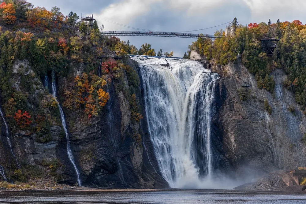 La chute Montmorency près de Québec, plus haute que les chutes du Niagara