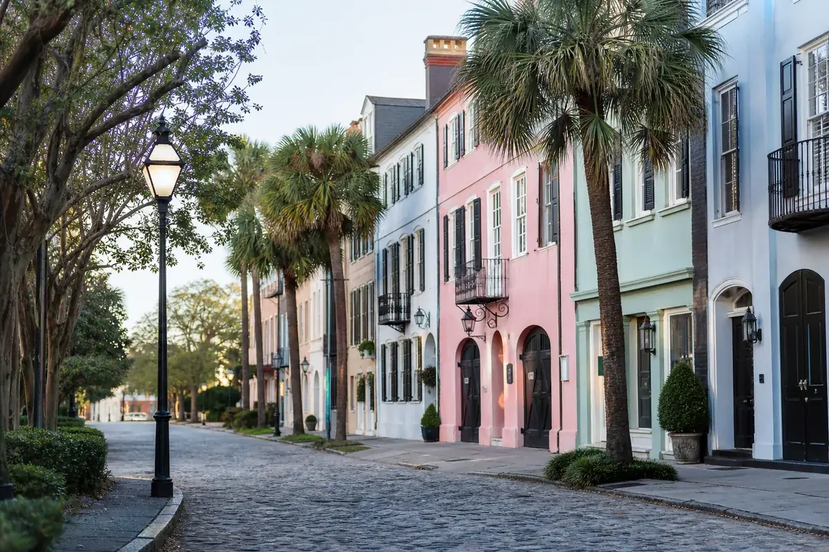 Rainbow Row et ses façades pastel dans le centre historique de Charleston