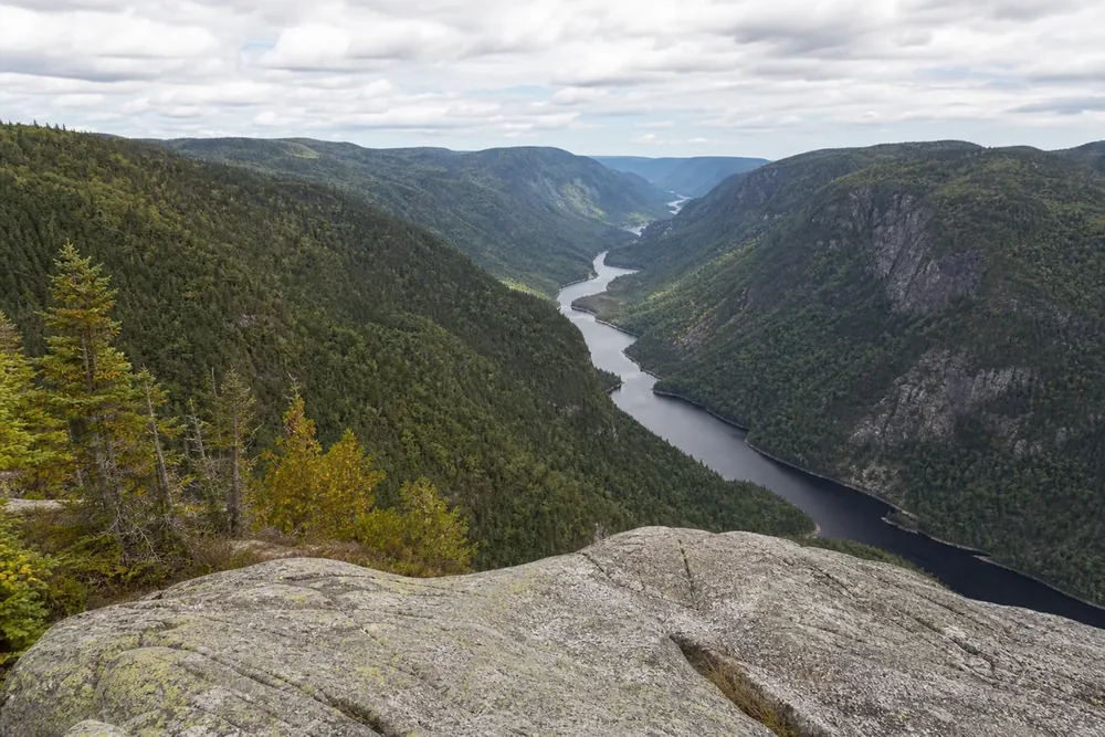 Vue panoramique depuis le sommet de l’Acropole des Draveurs sur les Hautes-Gorges