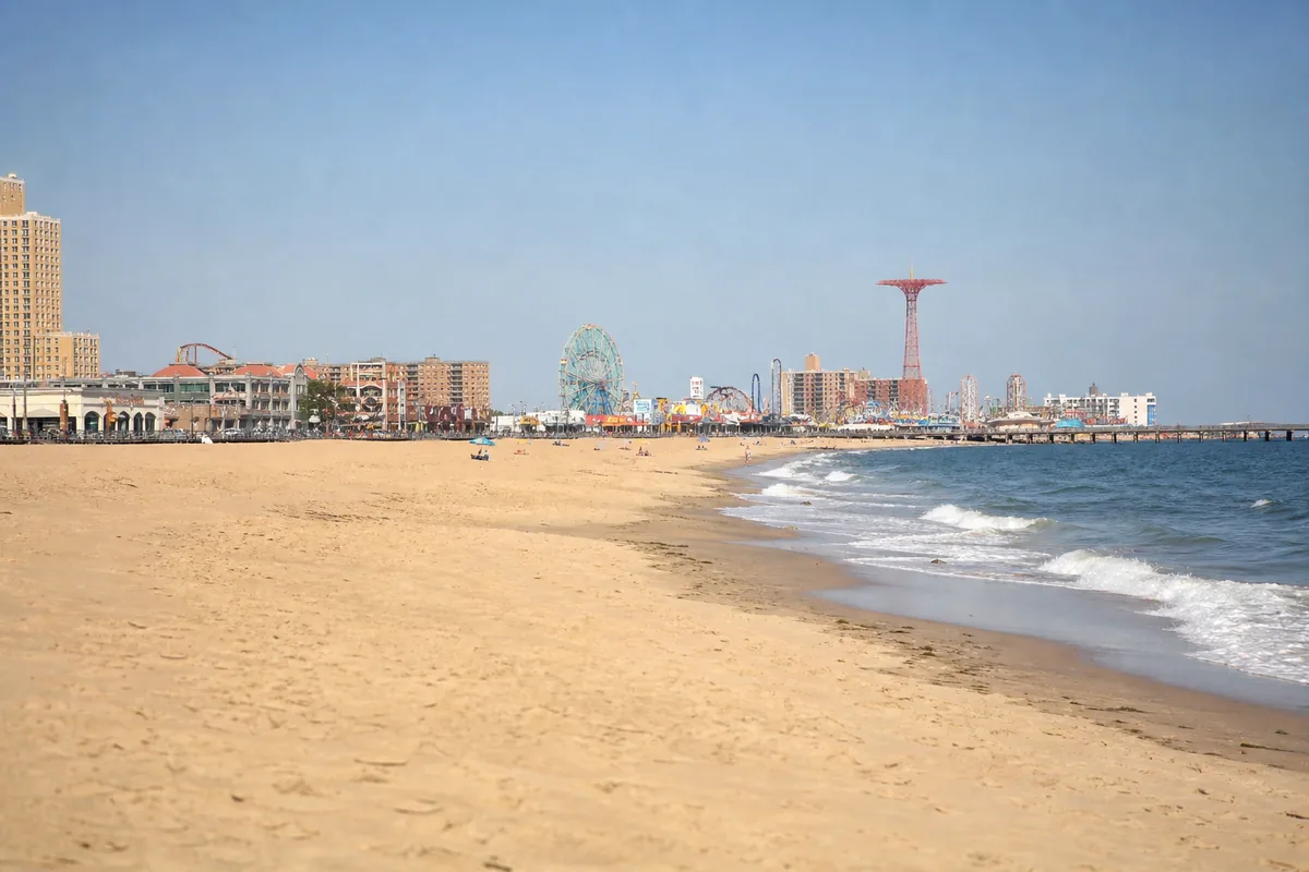La plage de Coney Island bordée par le Boardwalk et l’océan Atlantique