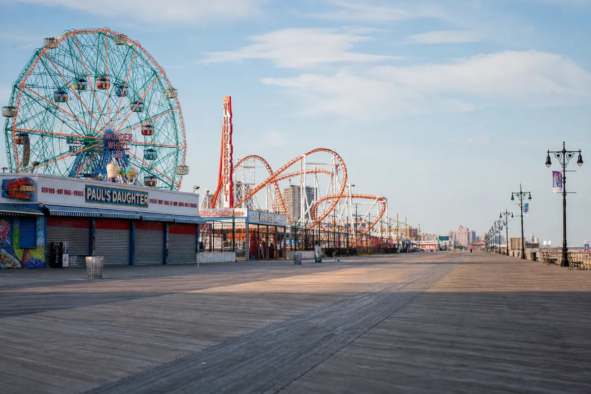 La grande roue et les manèges de Coney Island, Brooklyn