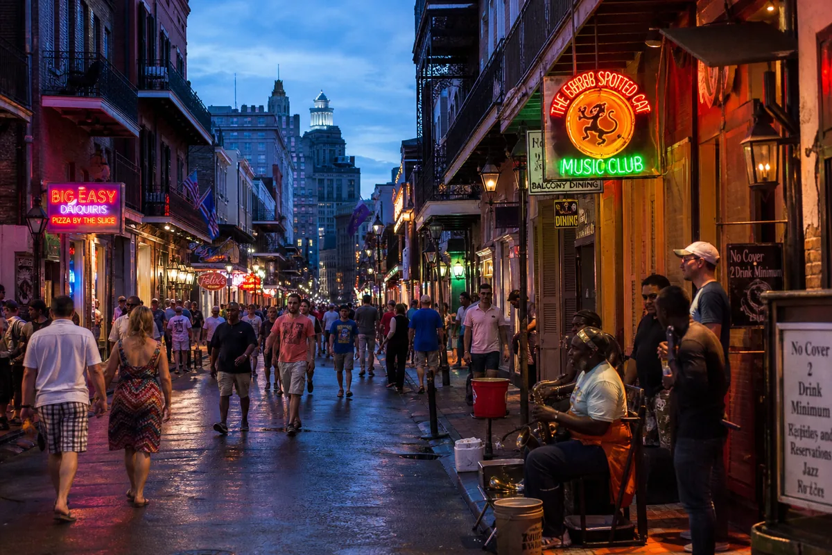 Bourbon Street animée à la tombée de la nuit, cœur du jazz à la Nouvelle-Orléans