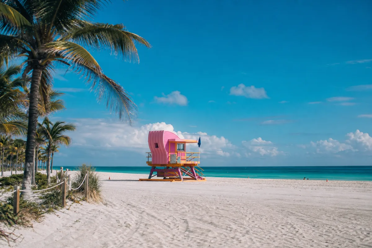 Cabine de maître-nageur emblématique sur la plage de Miami