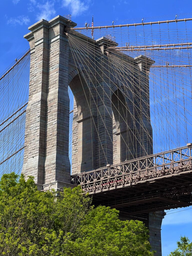 Lire la suite à propos de l’article Brooklyn Bridge : Explorez l’histoire et l’impact de ce joyau architectural New-Yorkais
