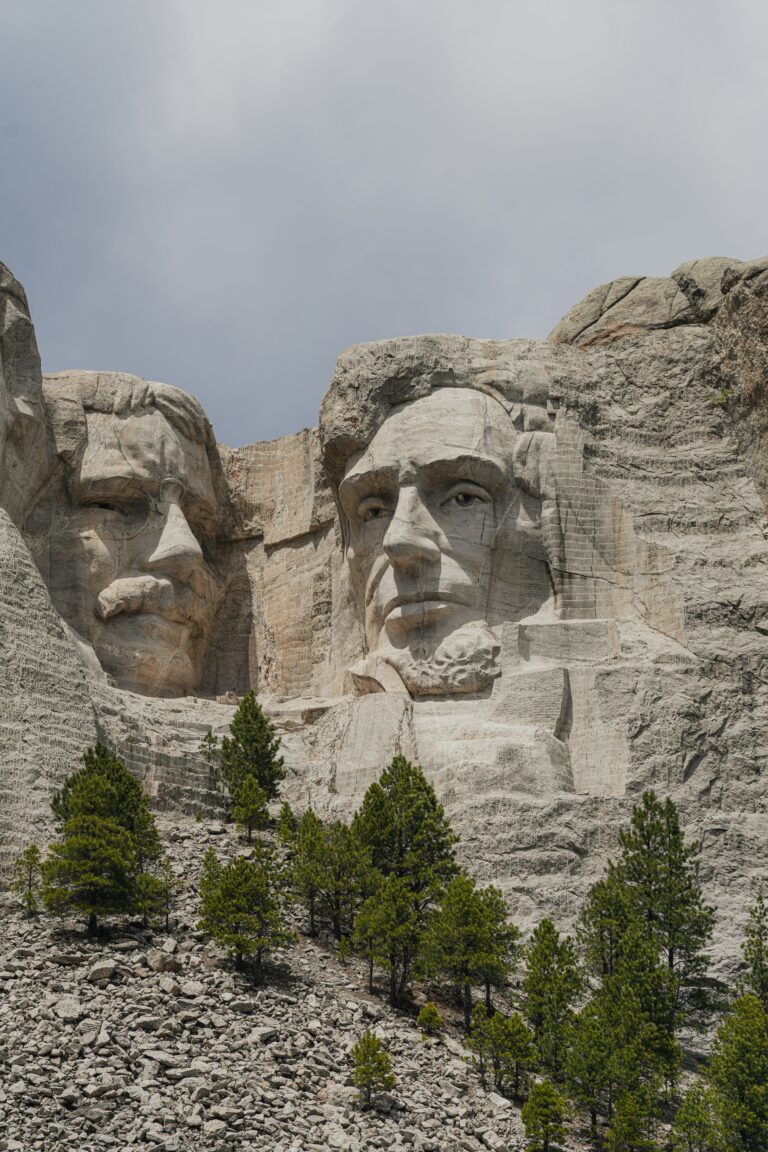 Lire la suite à propos de l’article Découvrez l’histoire fascinante du Mont Rushmore : Symbole emblématique des États-Unis