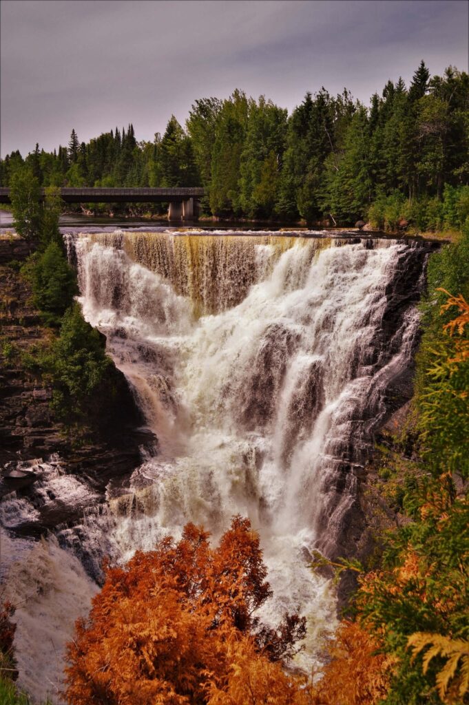 8 plus belles chutes d'eau canada