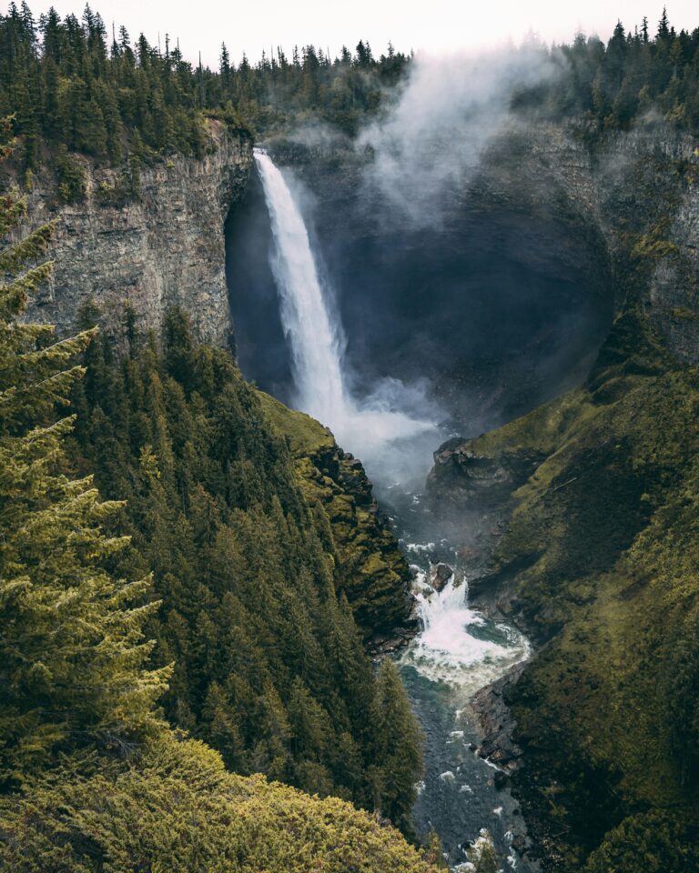 Lire la suite à propos de l’article Les 8 Plus Belles Chutes d’Eau au Canada : Un Spectacle Naturel à Ne Pas Manquer